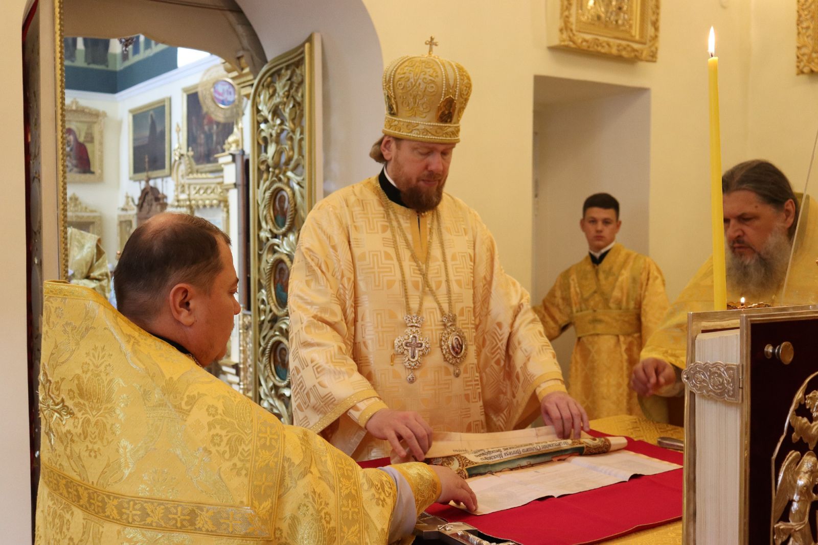 Глава Приморской митрополии совершил Божественную литургию в Свято-Никольском соборе