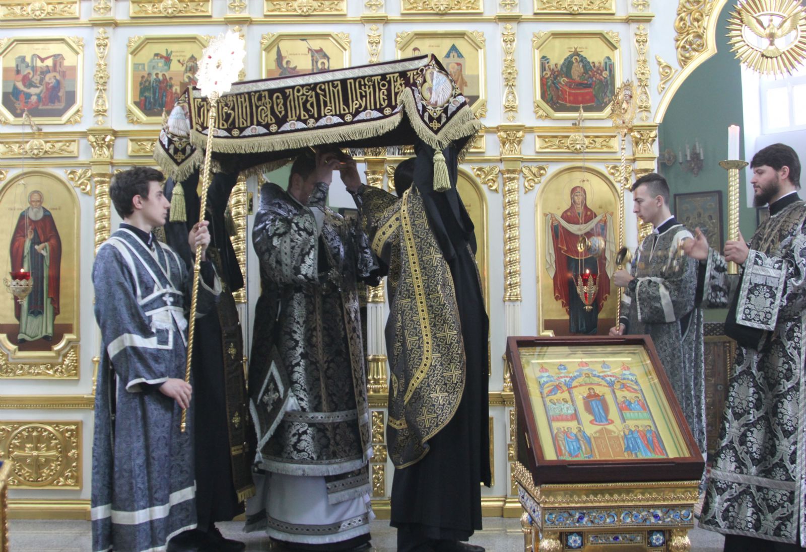 Великую вечерню с чином выноса Плащаницы совершил митрополит Владимир в Покровском соборе