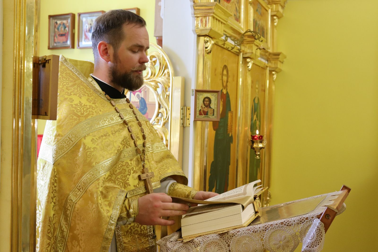 Первая литургия настоятеля в храме Андрея Первозванного