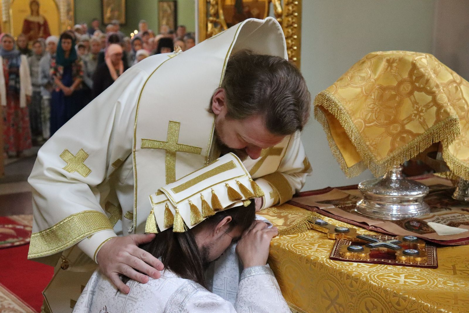 За Божественной литургией митрополит Владимир совершил пресвитерскую хиротонию диакона Владимира Корнева