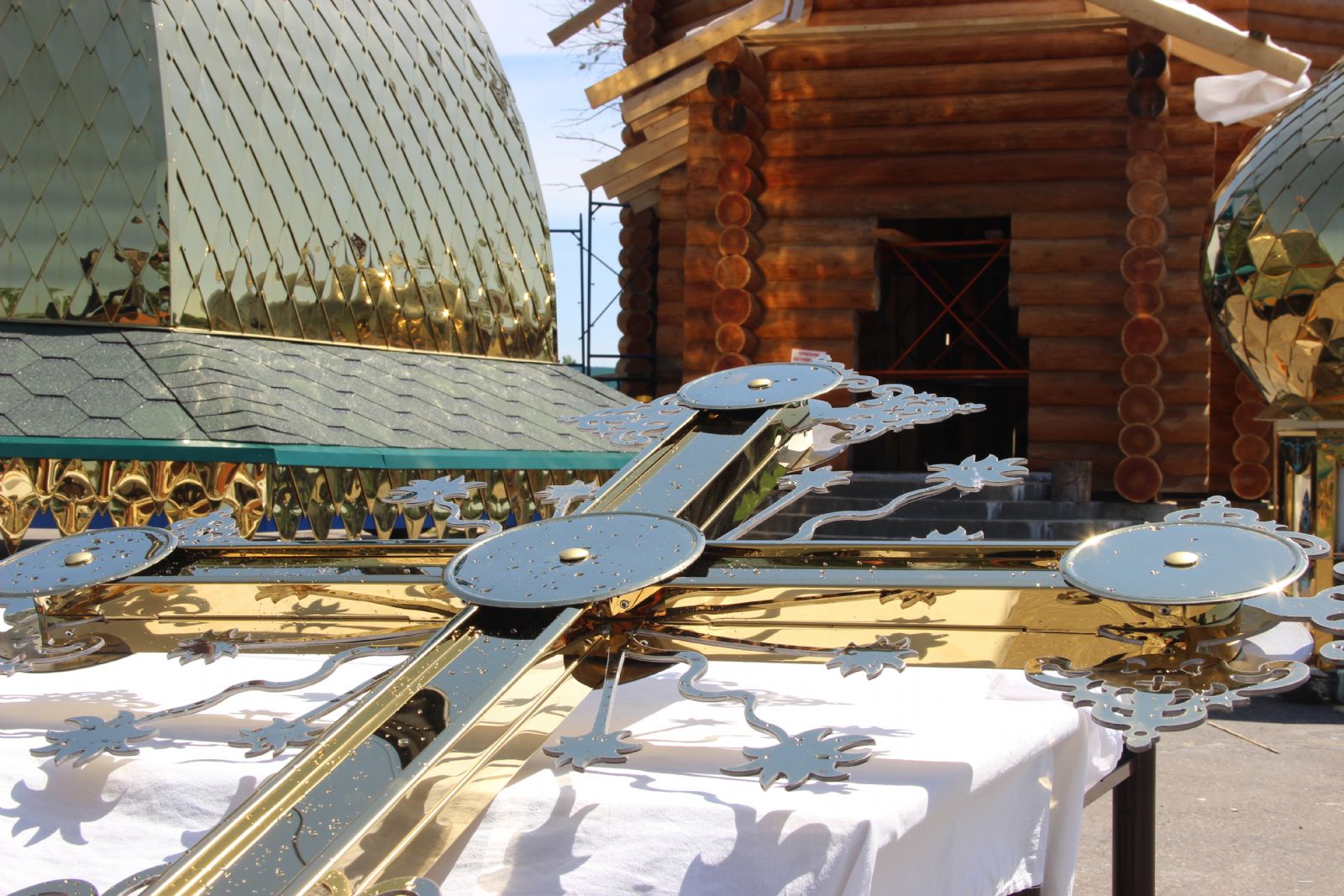 В Суворовском училище освящены кресты на купола строящегося храма