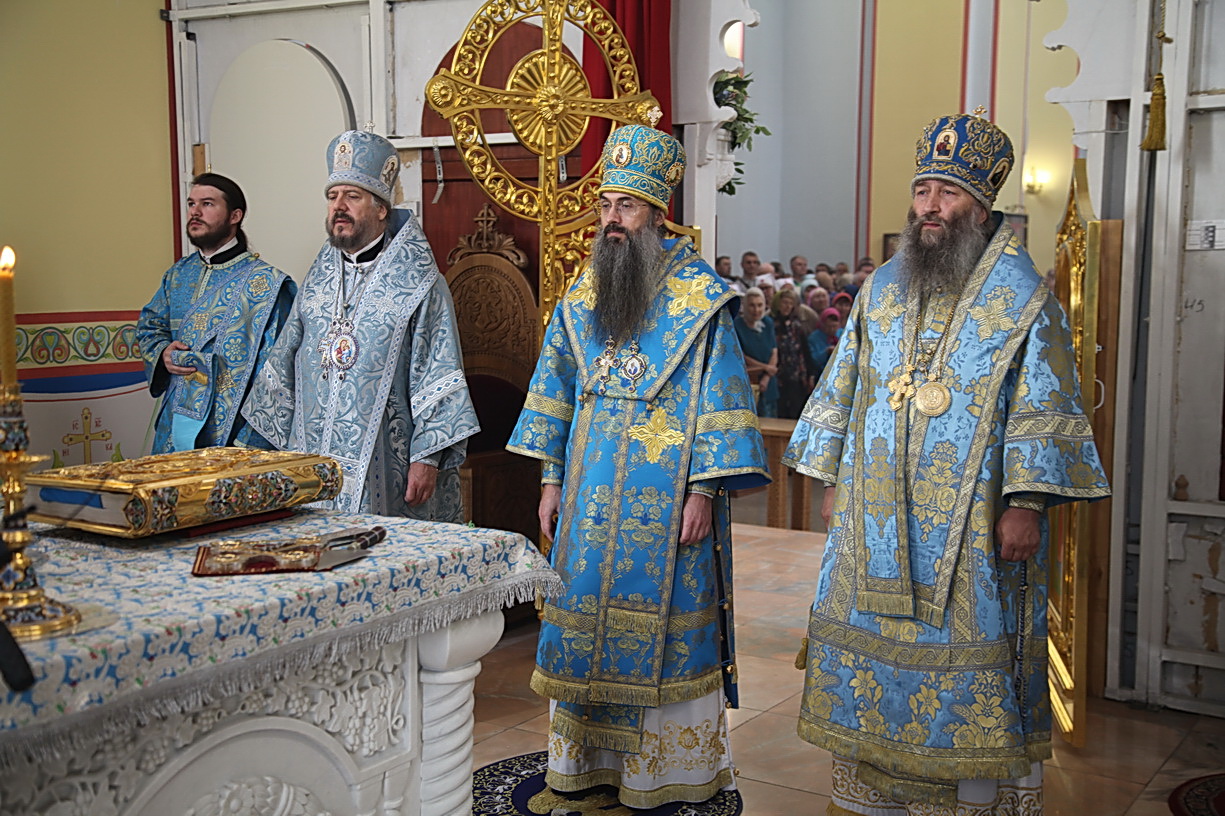 В день празднования  Казанской иконы сонм архиереев совершили литургию в Казанском соборе города Находка