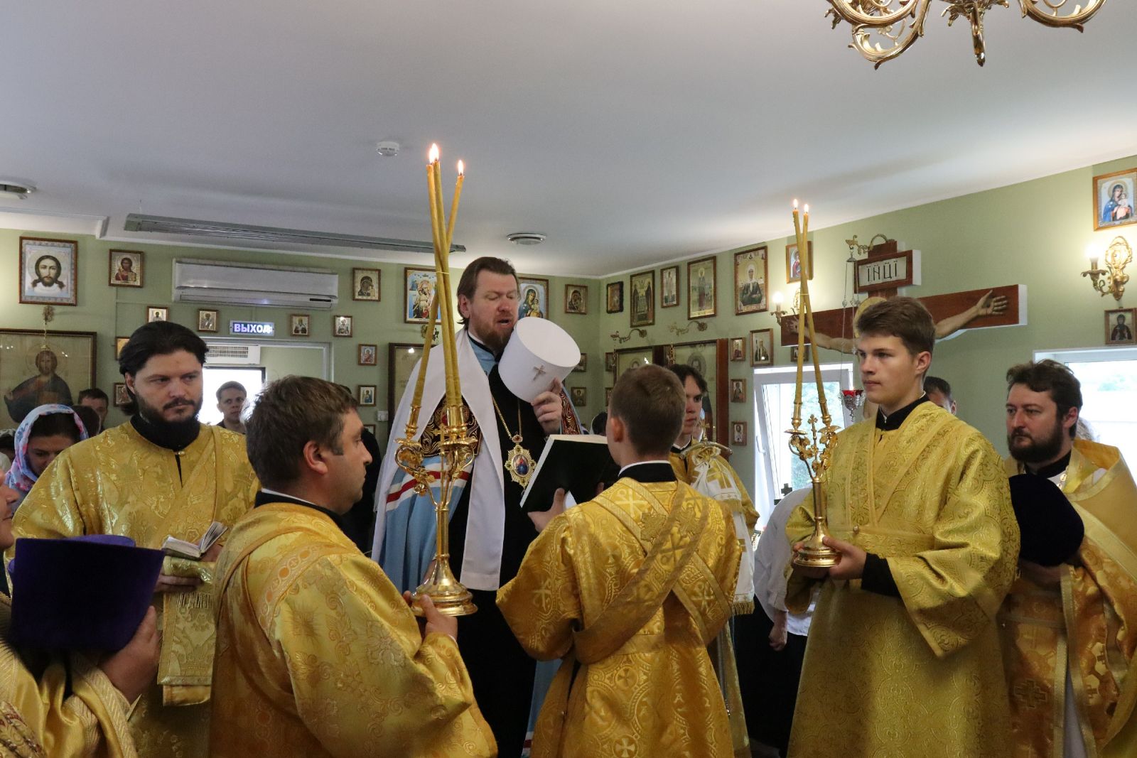 Митрополит Владимир совершил литургию в храме святителя Спиридона Тримифунтского