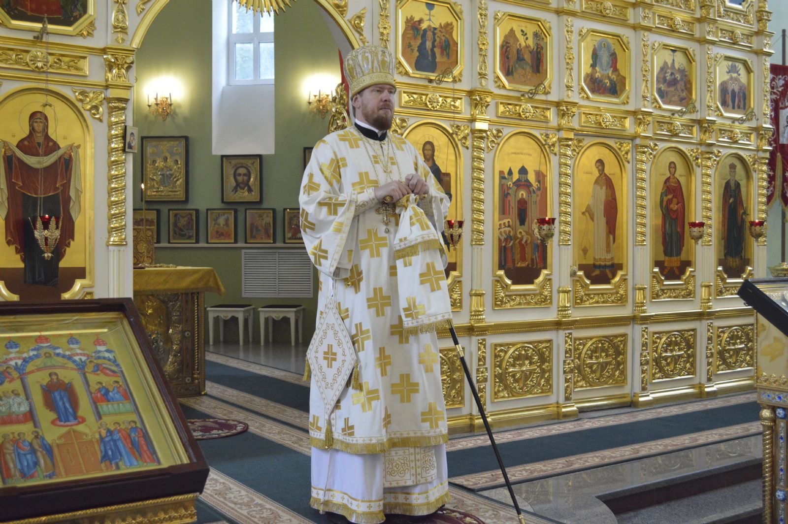Митрополит Владимир совершил литургию в Покровском соборе