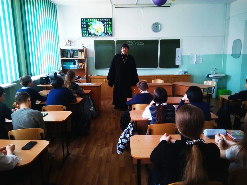 Священник провел со школьниками беседу к 800-летию Александра Невского