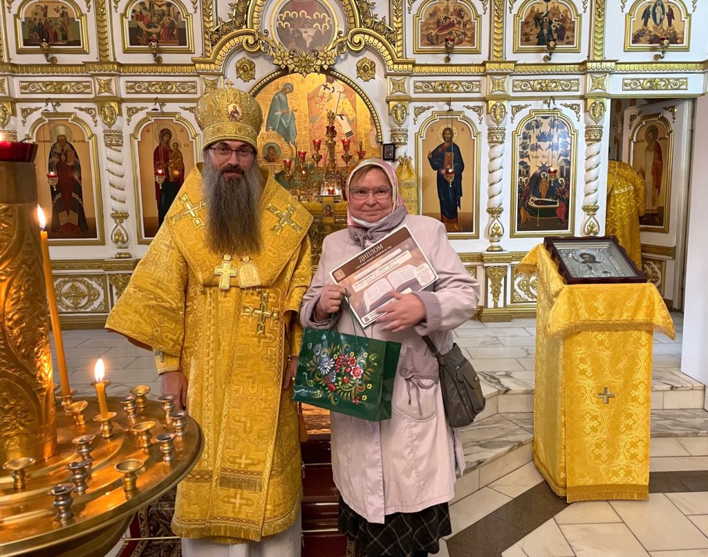 Епископ Иннокентий вручил дипломы участникам проекта «Библия за год»