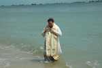 Епископ Уссурийский Сергий освящает воду в Сингапуре