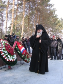 Архиепископ Вениамин у мемориального комплекса в г. Дальнереченске
