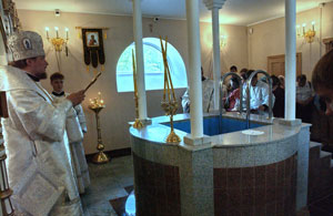 епископ уссурийский Сергий освящает храм св. Димитрия Солунского
