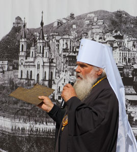 Митрополит Вениамин с сохранившейся закладной табличкой