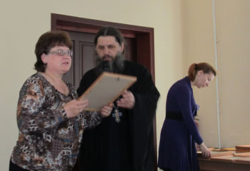 Учитель Андрей Елисов вручает приветственный адрес архиепископу Вениамину