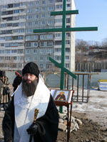 У креста на месте будущего храма