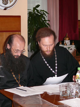 Игумен Иннокентий (Ерохин) (слева) и игумен Алексий (Несмеев) (справа)