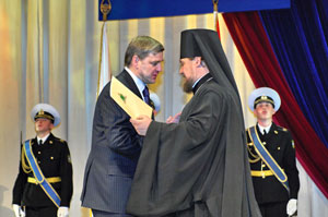 Епископ Солнечнегорский Сергий вручает поздравительный адрес