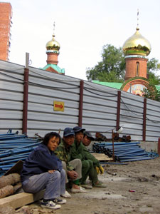 Китайские рабочие на строительной площадке Покровского храма в г. Владивостоке