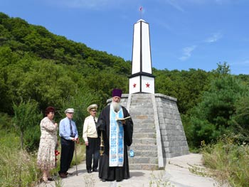 Заупокойная лития у мемориала на месте сражений и братских захоронений в г. Дунин