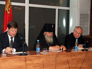 Архиепископ Вениамин в президиуме семинара