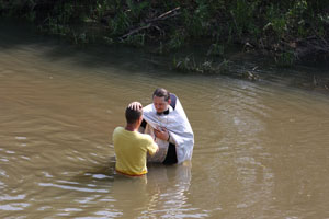 с. Пуциловка. Крещение в реке.