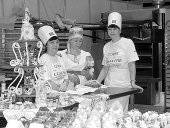  Слева — направо: Лариса Пащенко, Ольга Тарута и Ирина Гончарова на международном конкурсе хлебопечения во Франции                 