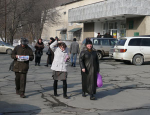 Добровольцы по дороге в ГЛБ № 1