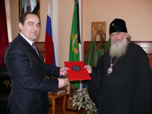 Архиепископ Вениамин награждает главного архитектора А. С. Котлярова
