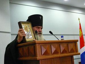 Архиепископ Вениамин поздравляет мэра Владивостока И. С.Пушкарева