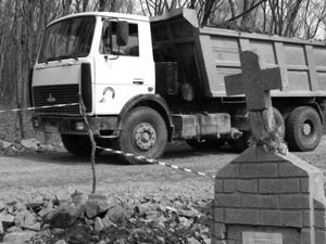 Дорожная техника работает рядом с мемориальным знаком памяти погибшим