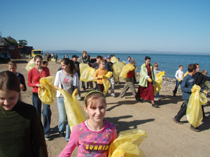 Православные гимназисты убирают мусор на пляже. Фото.