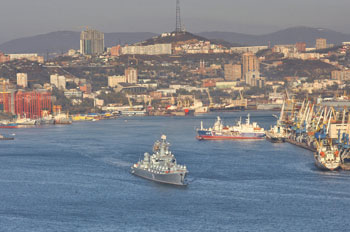 Крейсер Варяг выходит из бухты  «Золотой рог»