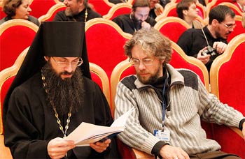Игумен Иннокентий (Ерохин) и Михаил Бочкарников на пленарном заседании в Зале церковных соборов