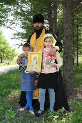 Иерей Евгений Маляр с дочерьми