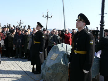 Закладной камень на Корабельной набережной Владивостока.
