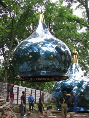 Началась установка куполов на храм Покрова Пресвятой Богородицы