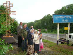 Владивосток. Рядом с федеральной трассой М 60 установлен православный крест 