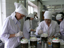 Архиепископ Вениамин совершил освящение куличей на предприятии «Владхлеб»