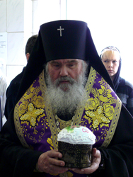 Архиепископ Вениамин совершил освящение куличей на предприятии «Владхлеб»