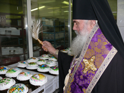 Архиепископ Вениамин совершил освящение куличей на предприятии «Владхлеб»