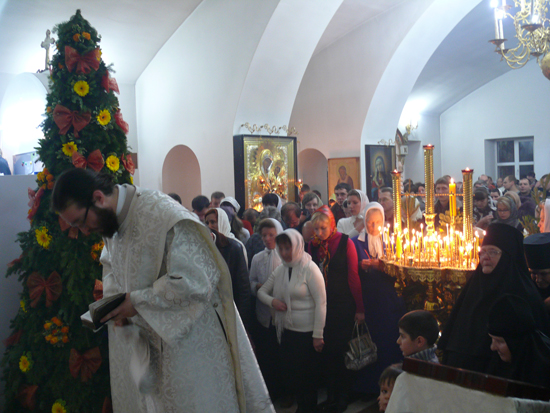 Праздничная Божественная литургия в храме Успения Божией Матери