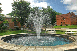 Фото, Владивосток, у входа в храм св. Серафима Саровского открыт фонтан 