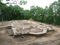 Фото, в Шмаковке восстановлен разрушенный фундамент церкви