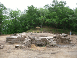 Фото, в Шмаковке восстановлен разрушенный фундамент церкви