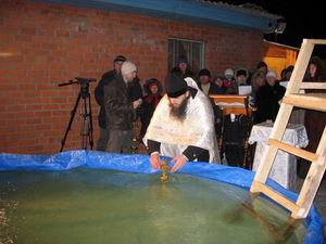 Настоятель храма Иоанна Кронштадтского протоиерей Александр Талько 18 января в 23 часа совершил молебен освящения воды в бассейне