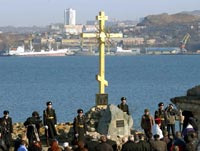 Освящение креста, установленного в память ухода в 1922 году белой армии с Дальневосточных рубежей России.