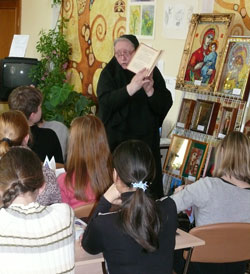 Фото. Владивосток. Монахиня Есфирь на выставке книг по иконописи