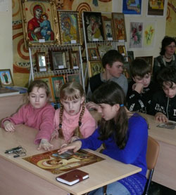Фото. Владивосток. Среди посетителей выставки книг по иконописи - учащиеся художественных школ и училищ