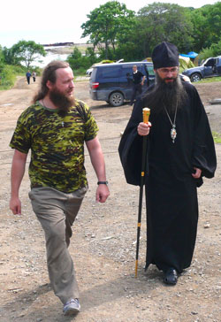 Фото. Владивосток, бухта Горностай. Епископ Уссурийский Иннокентий, викарий Владивостокской епархии вместе с руководителем Отдела по работе с молодежью Владивостокской епархии игуменом Никитой (Зеленюком) осматривают территорию палаточного лагеря, который разбили участники Дальневосточного слета православной молодежи