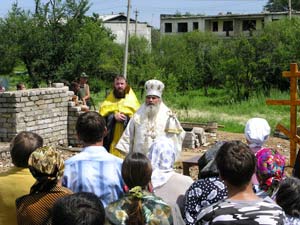 Архиепископ Вениамин говорит напутственное слово по окончании молебна