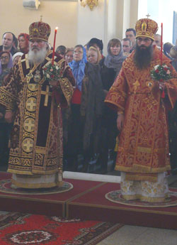 Фото. Владивосток. Соборное служение архиепископа Вениамина и епископа Иннокентия на великой Пасхальной вечере