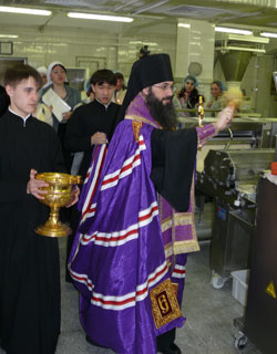 Фото. Владивосток. Епископ Иннокентий. Освящение пасхальных куличей