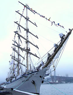 Фото. Владивосток. Парусник «Надежда» перед отбытием в Тихоокеанскую экспедицию, посвященную предстоящему саммиту АТЭС-2012